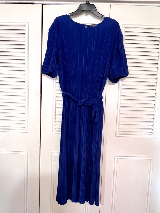 Vince Camuto Dresses & Skirts - VINCE CAMUTO Classic Pleated Midi Dress in Royal Blue